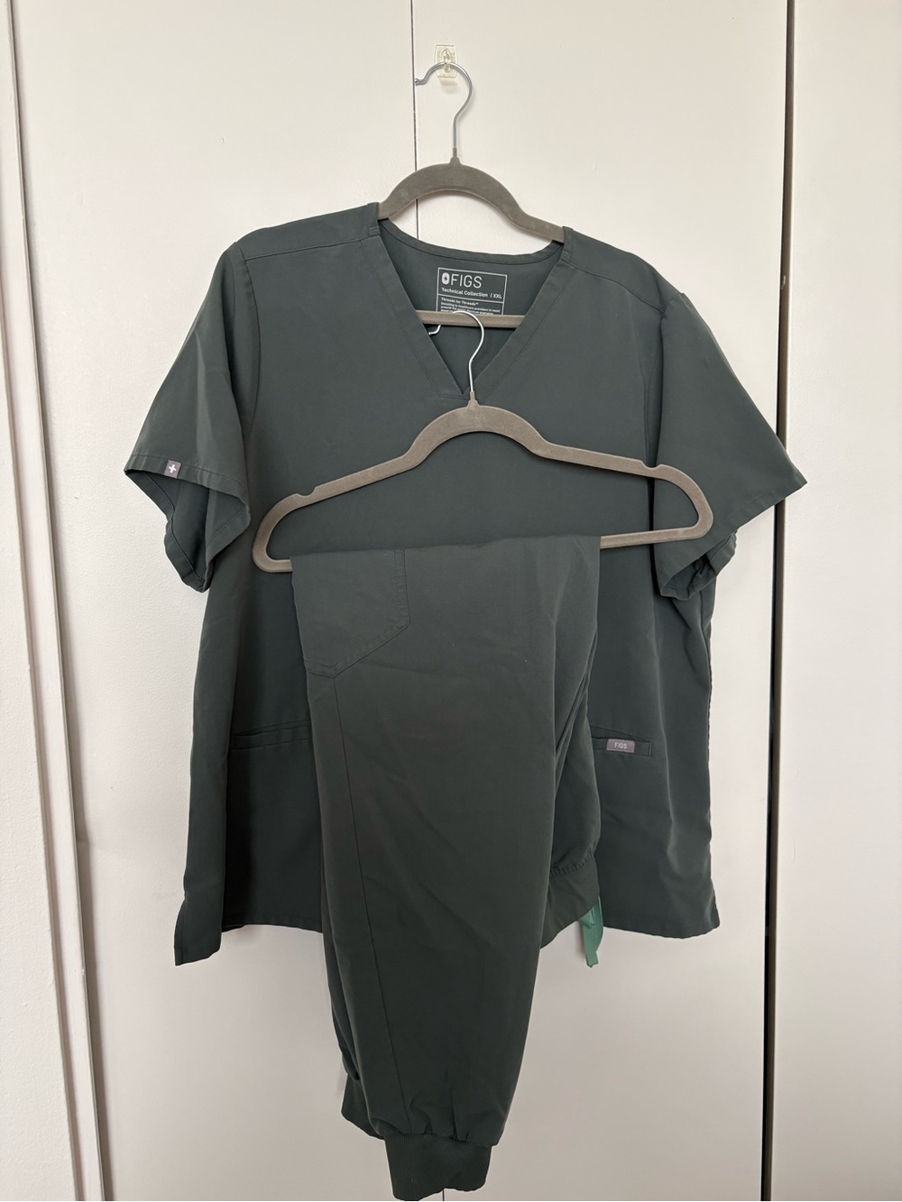 FIGS Women’s Bonsai XXL Scrub Top and XXL Jogger Pants